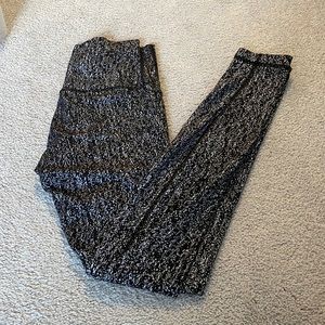 Lululemon, 6 black/white textured Wunder under legging